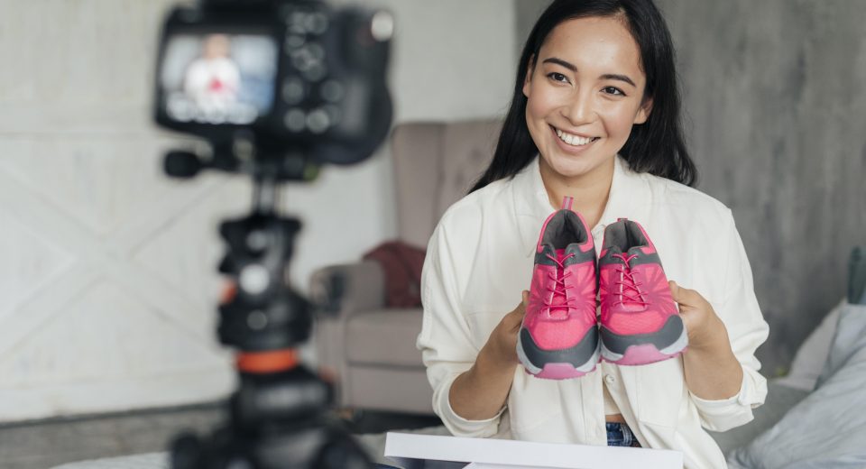 wanita sedang berjualan dengan live streaming di facebook