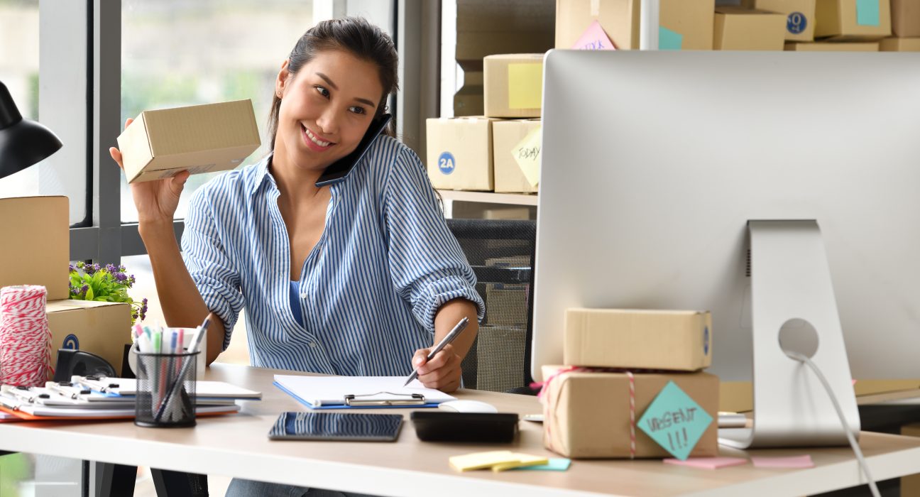 gambar wanita yang pintar berjualan online