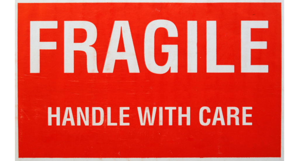 tulisan fragile jangan dibanting