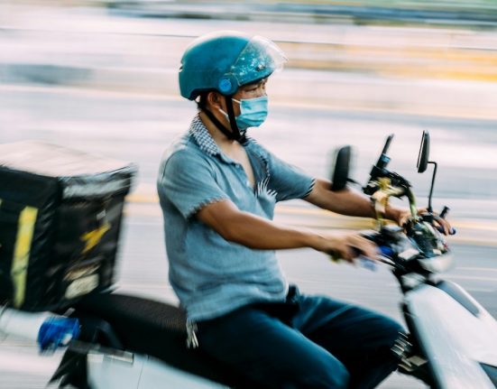 perbedaan pengiriman instant dan same day