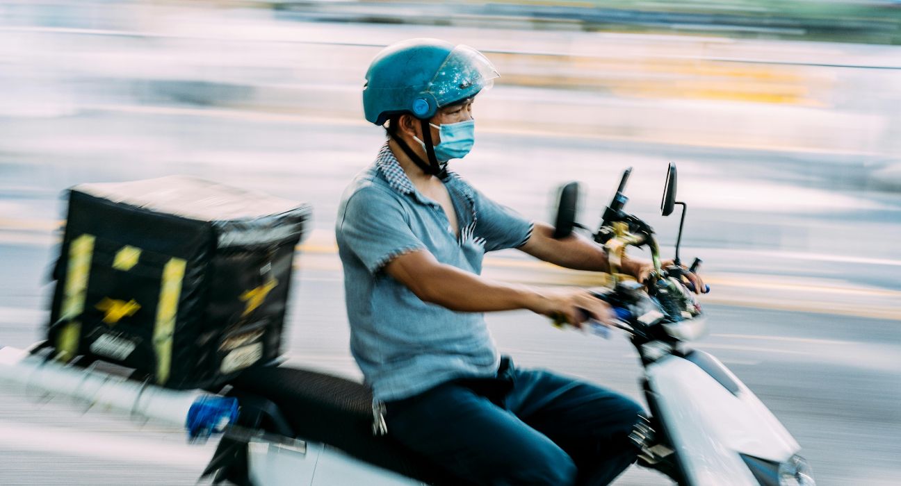 perbedaan pengiriman instant dan same day