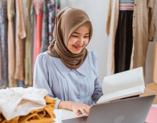 perbedaan pengiriman standar dan ekonomi