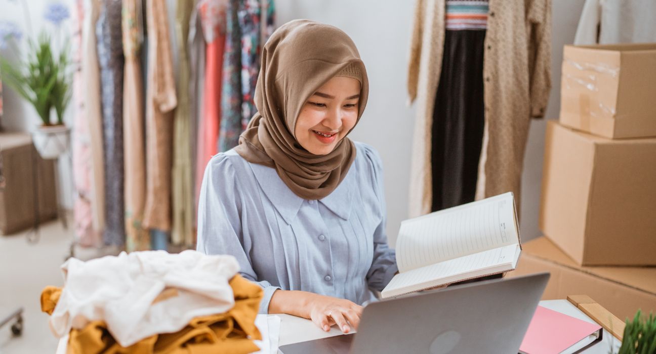 perbedaan pengiriman standar dan ekonomi