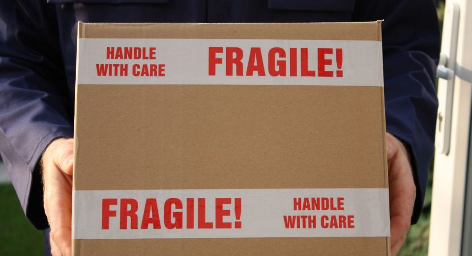 barang fragile adalah